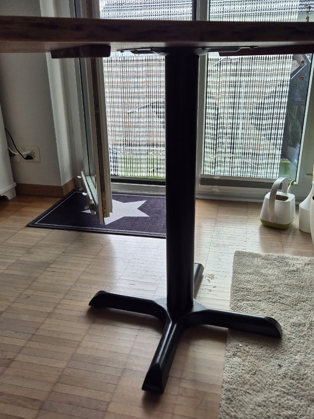 Tavoli: Holztisch mit Gusseisenfuss – Usato da Gerlafingen venduto da Hope72 2