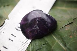 Sugilith 6.7g    Trommelstein   –Lot Edelsteinstube