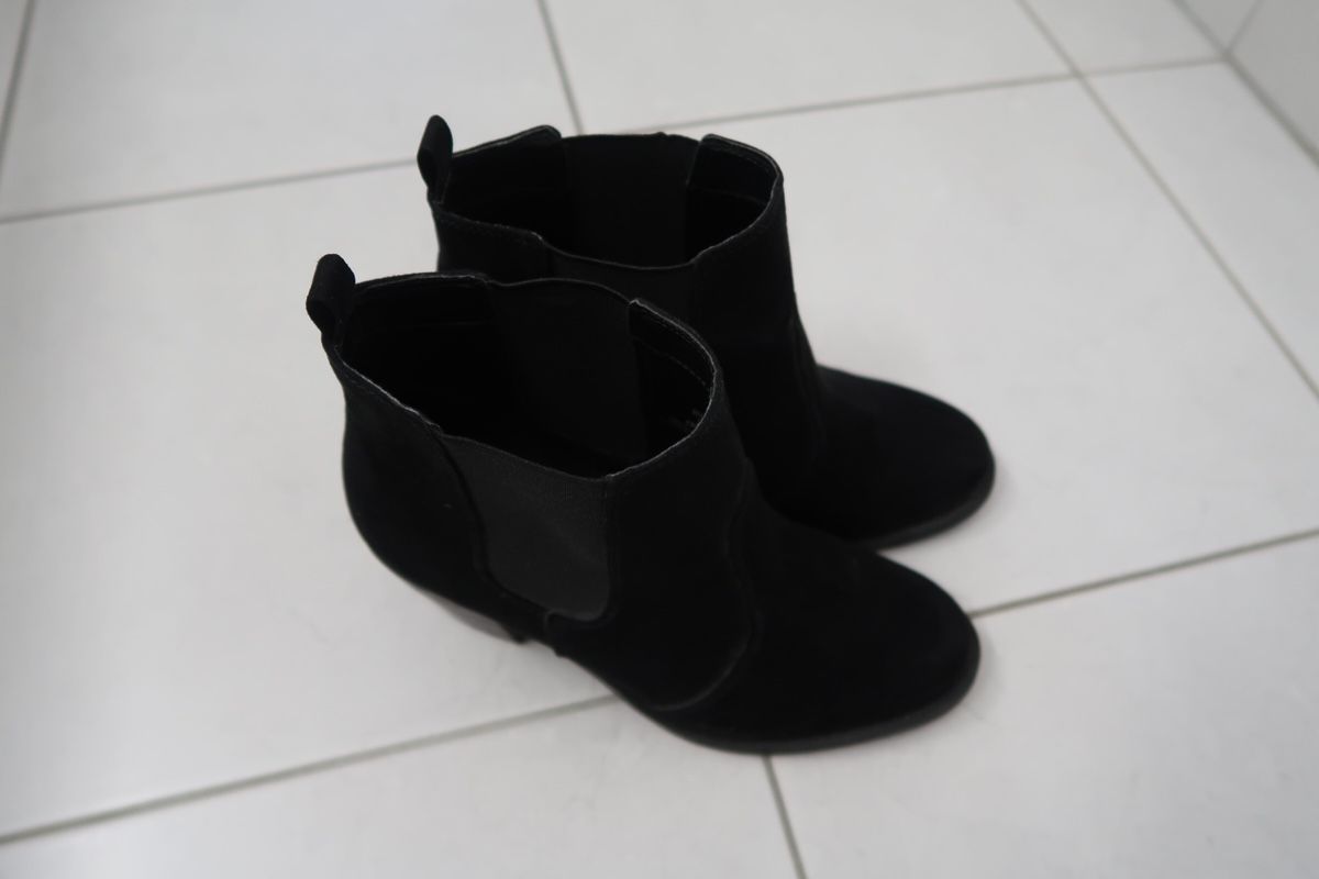 H&M Chaussures femmes: schwarze Winterstiefel – D'occasion à Bassersdorf par secondhand_clothing 2