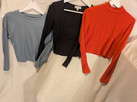Dreierlei langärmlige, bauchfreie Shirts