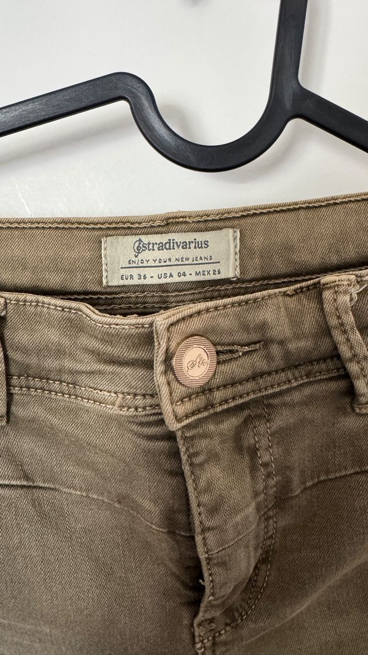 Stradivarius Pantaloni: Khaki Jeans von Stradivarius, Gr. 36 – Usato da Luzern venduto da Ecila007 1