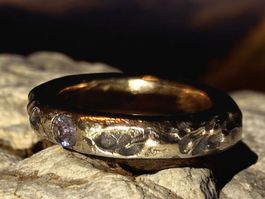 Naturstyle-Ring,  Bronze mit Tansanit,  Grösse 49