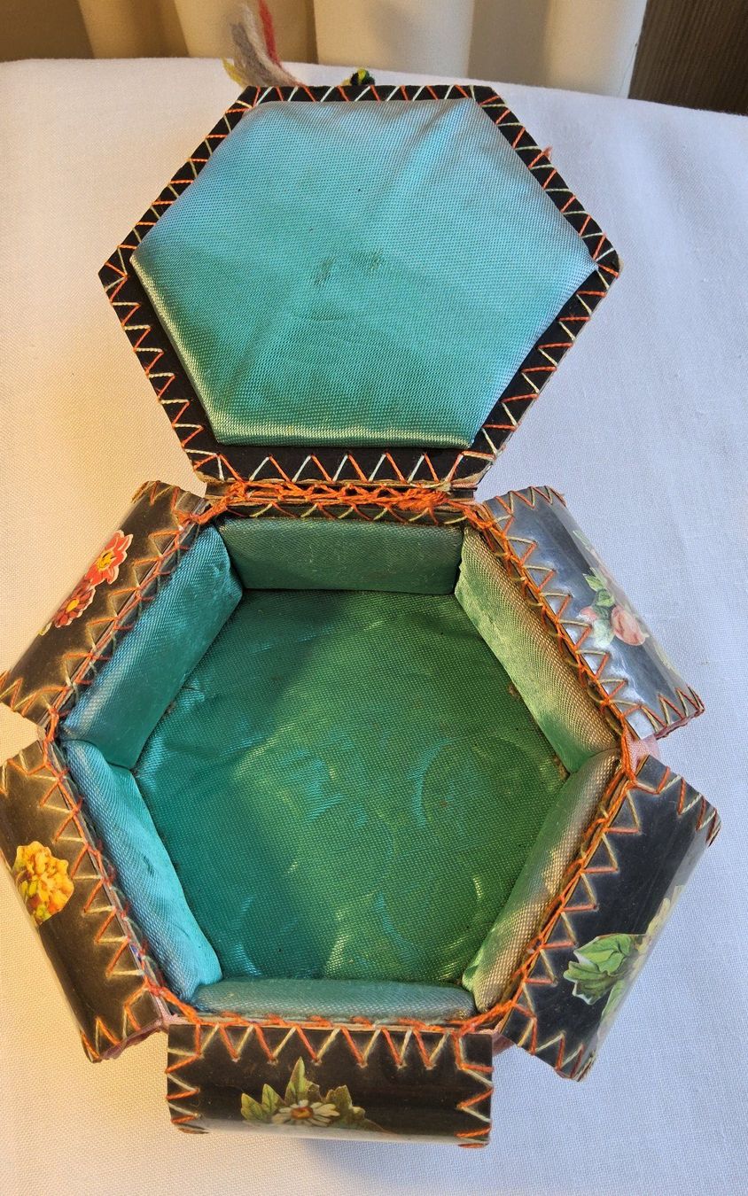 Barattoli: Antike Schatulle mit Blumenmuster, Handarbeit, ca. 1930-40 – Usato da Zürich venduto da philpip