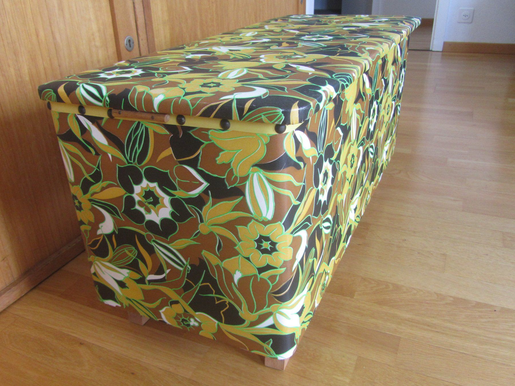 Cassapanche: Vintage Truhe mit Retro-Blumenmuster – Usato da Seengen venduto da mikelele 1