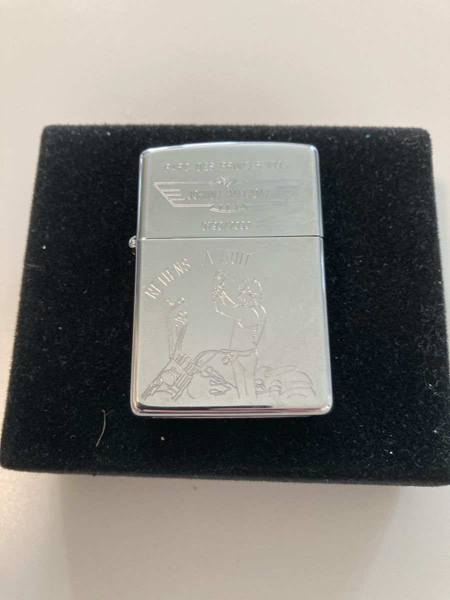 Zippo Accendini: Briquet zippo Johnny Hallyday – Nuovo e nell'imballaggio originale da Poliez-Pittet venduto da dav_h8tl 1