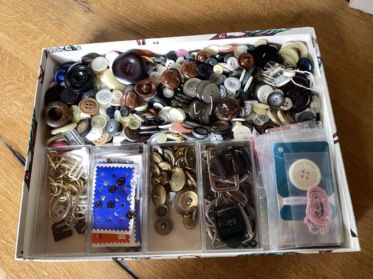 Kits de loisir créatif: Knöpfe, Knöpfe, Knöpfe  – D'occasion à Zimmerwald par Holzdata1