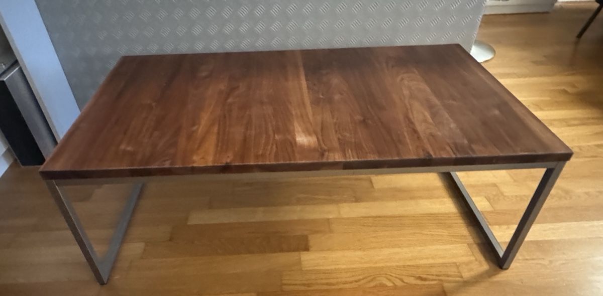 Tavoli: Salontisch Nussbaum mit Metallgestell – Usato da Emmenbrücke venduto da Herzog07