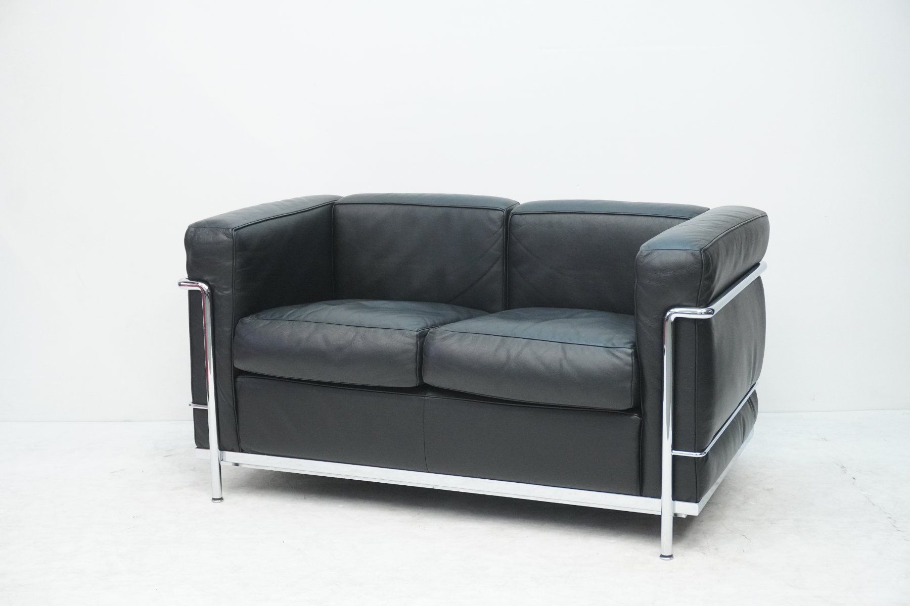 Cassina Sofas: Cassina LC2 2er Sofa Le Corbusier Leder schwarz – Gebraucht aus Bad Zurzach von QLASSIQ 3