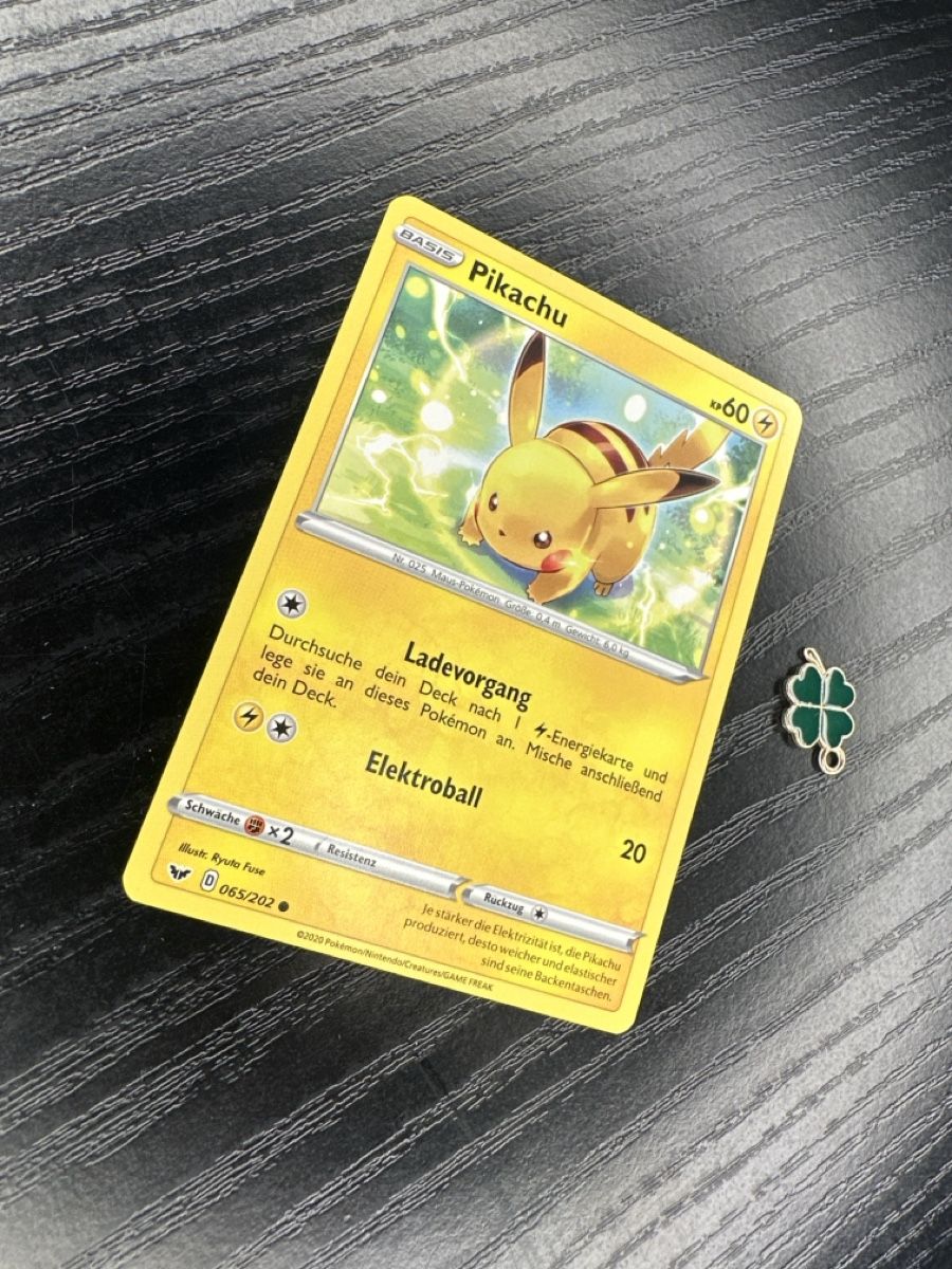 Pokémon Carte collezionabili: Pikachu 065/202 non Holo 2020 – Usato da Uster venduto da Neonschwarz 1