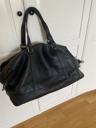 Stylish Black Leather Weekend Bag for Your Autumn Getaways 5