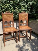 2 antike Holzstühle (Sitz/Lehne Rattan) mit Schnitzerei