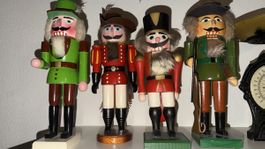 4x Holz Nussknacker Figuren im Erzgebirge Stil- vintage Deko