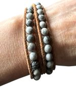 Bracelet en perles grises et cordon marron comme neuf
