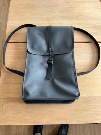 Schwarze Rucksack/Schultasche  Rains 13 Liter