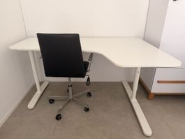 Eckschreibtisch weiss mit Bürostuhl