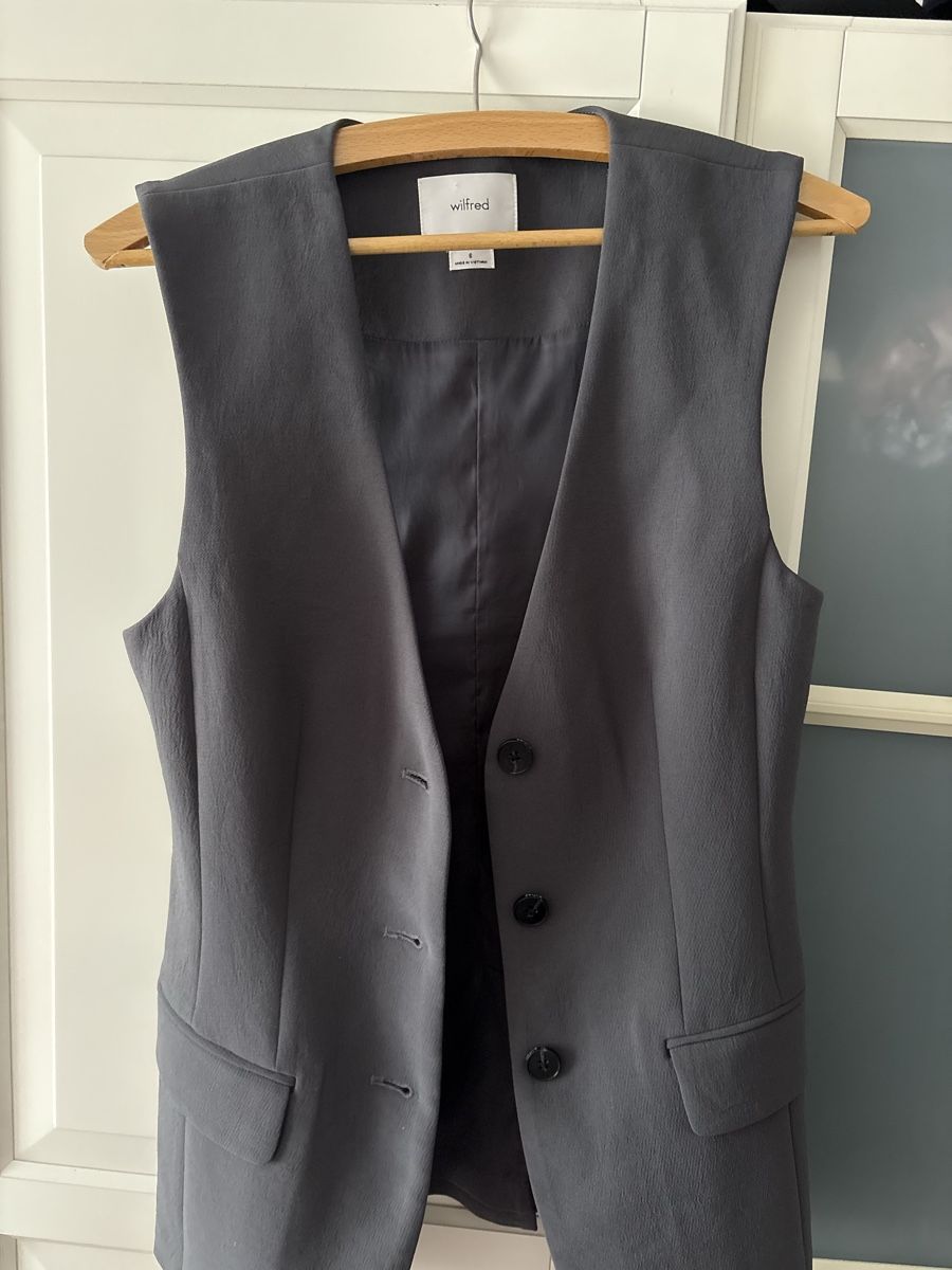Aritzia Giacche: Chic Dark Grey Wilfried Vest - ARITZIA – Usato da Frasnacht venduto da Lejla.hodzic
