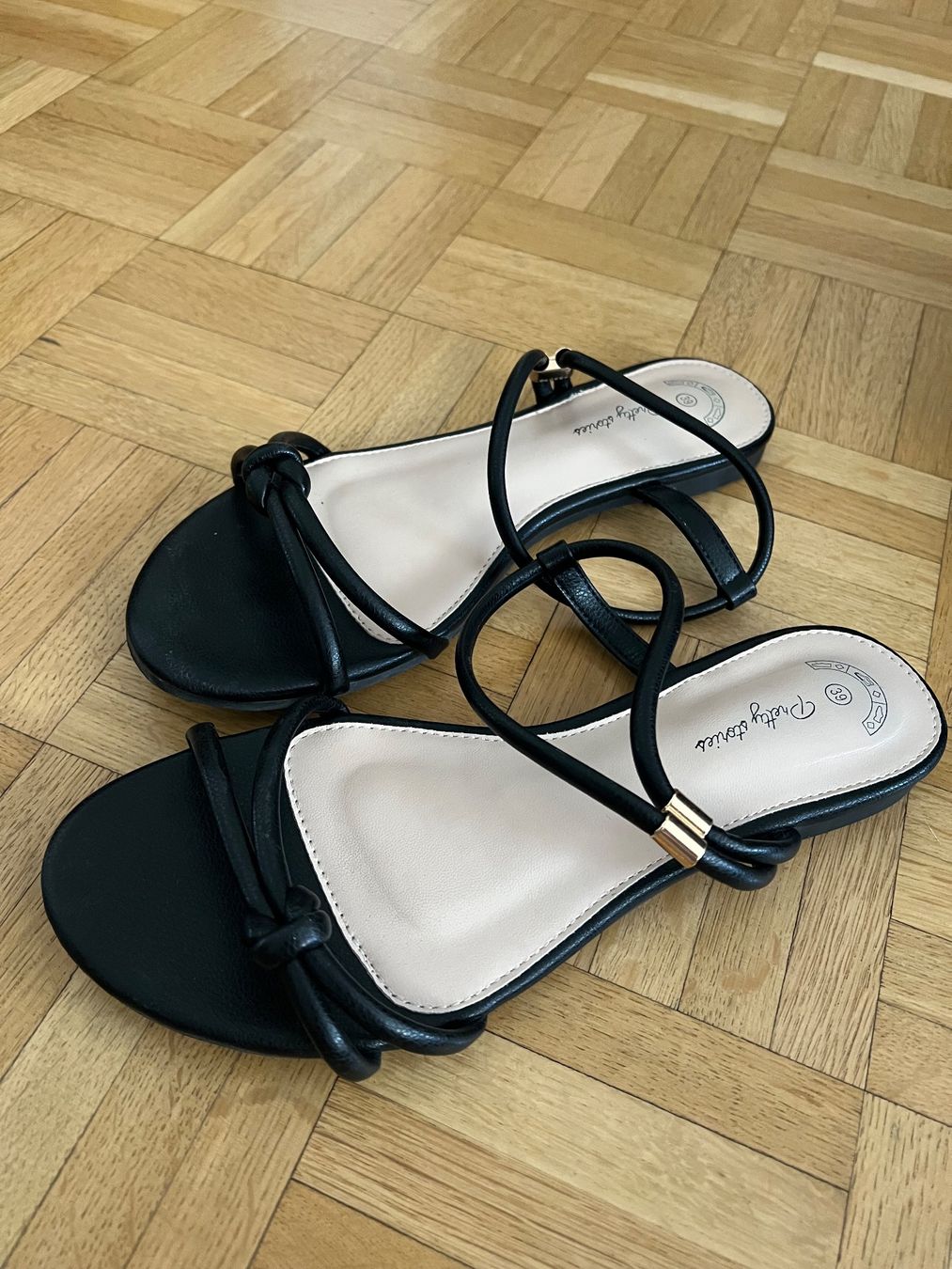 Scarpe da donna: Sandales plates – Usato da Vandoeuvres venduto da tif_nk52