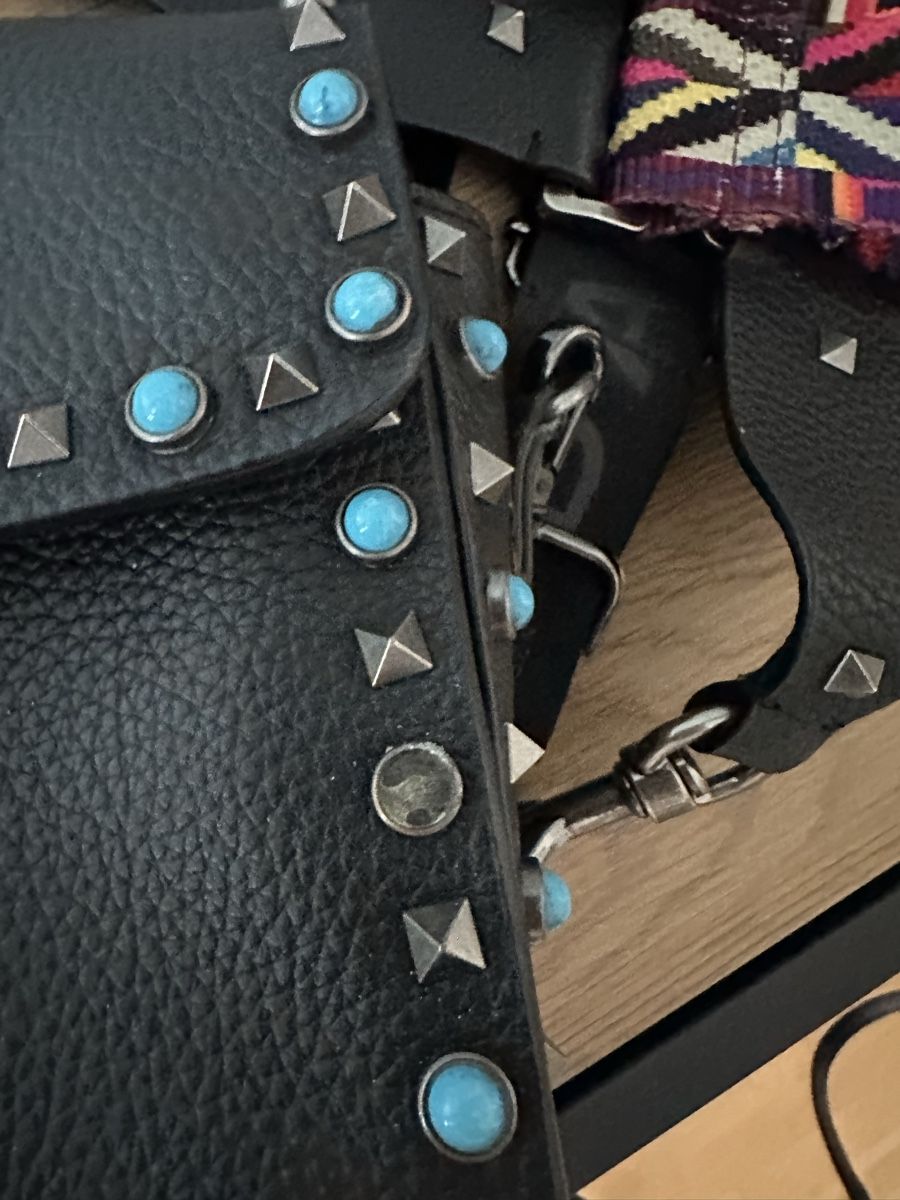 Taschen für Damen: Tasche schwarz mit Nieten/farbiger Gurt – Gebraucht aus Altendorf von Eastwick4 4