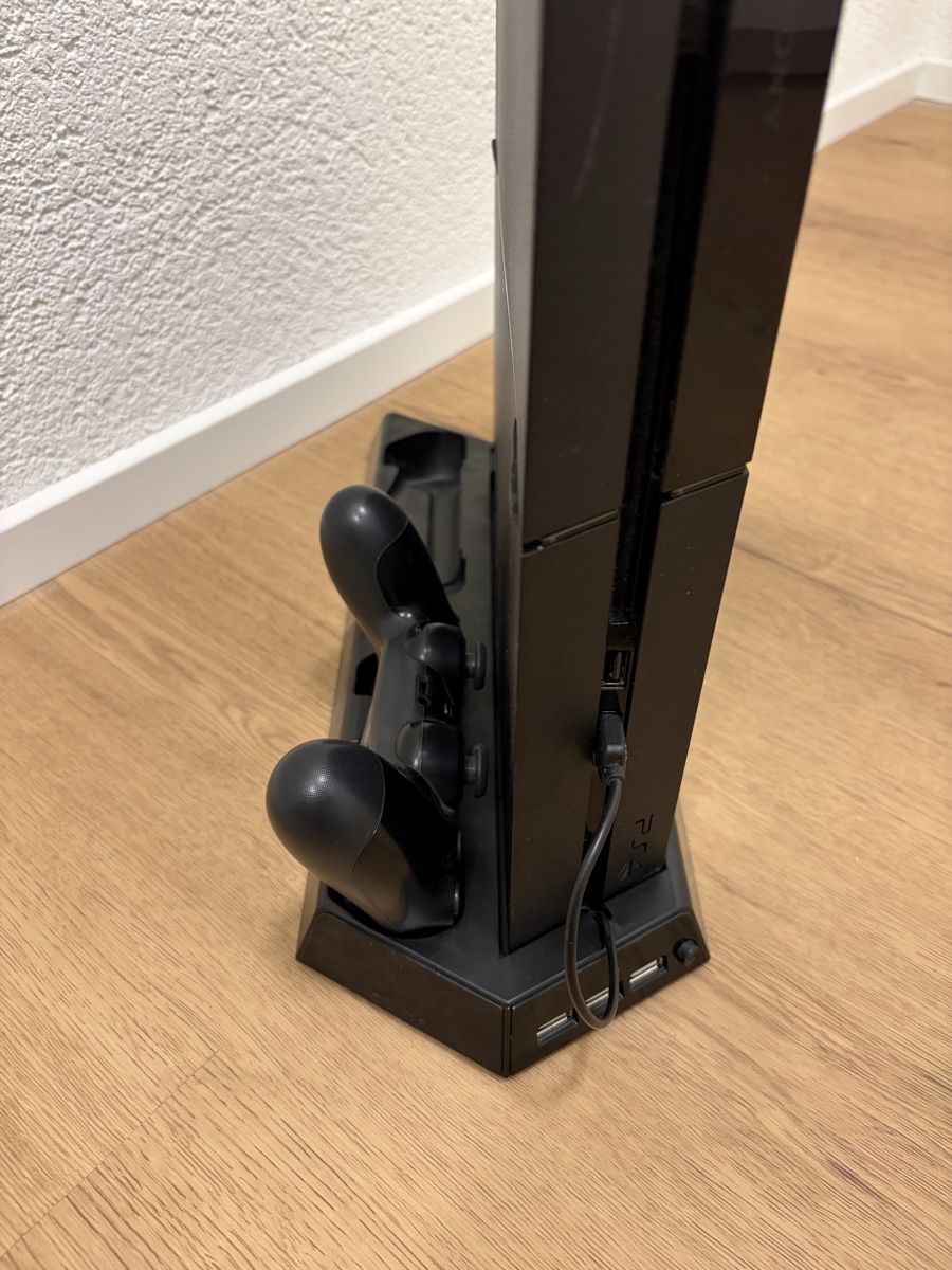 Sony Console: Playstation 4 Konsole mit Ladestation – Usato da Lüterkofen venduto da Stubacher 2