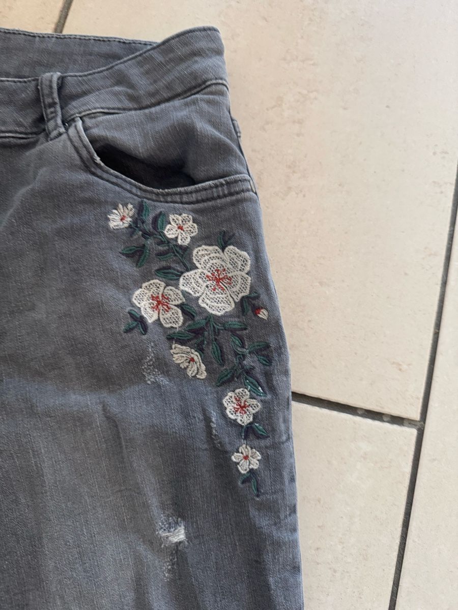 Jeans: Jeanshosrn mit Blumenmuster – D'occasion à Bottenwil par NadjaP. 1