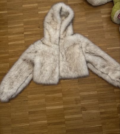 Veste courte fausse fourrure à capuche beige taille S