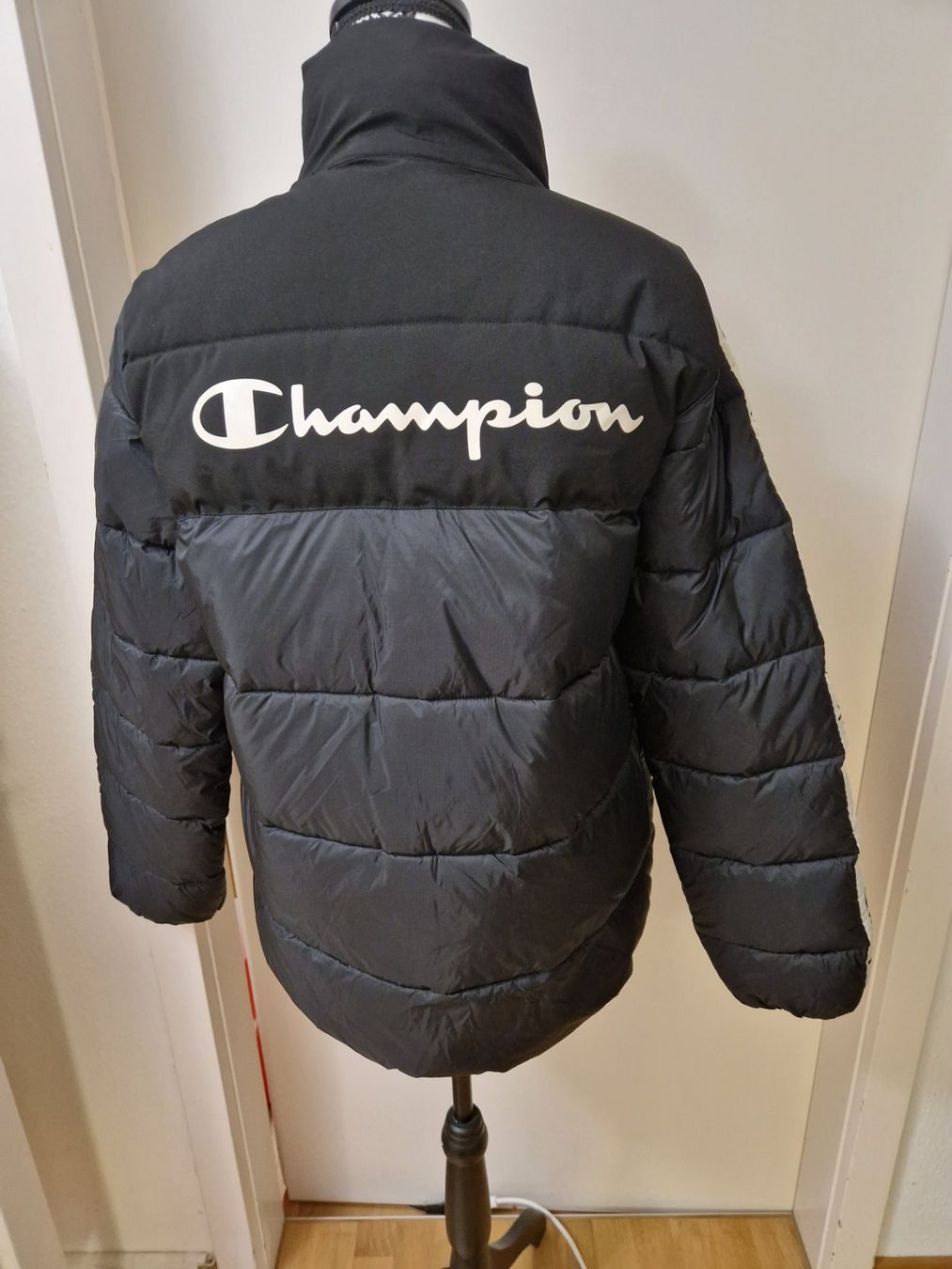 Champion Giacche: Warme Champion Gr. M Winterjacke schwarz – Usato da Glattbrugg venduto da mas_75t2 3