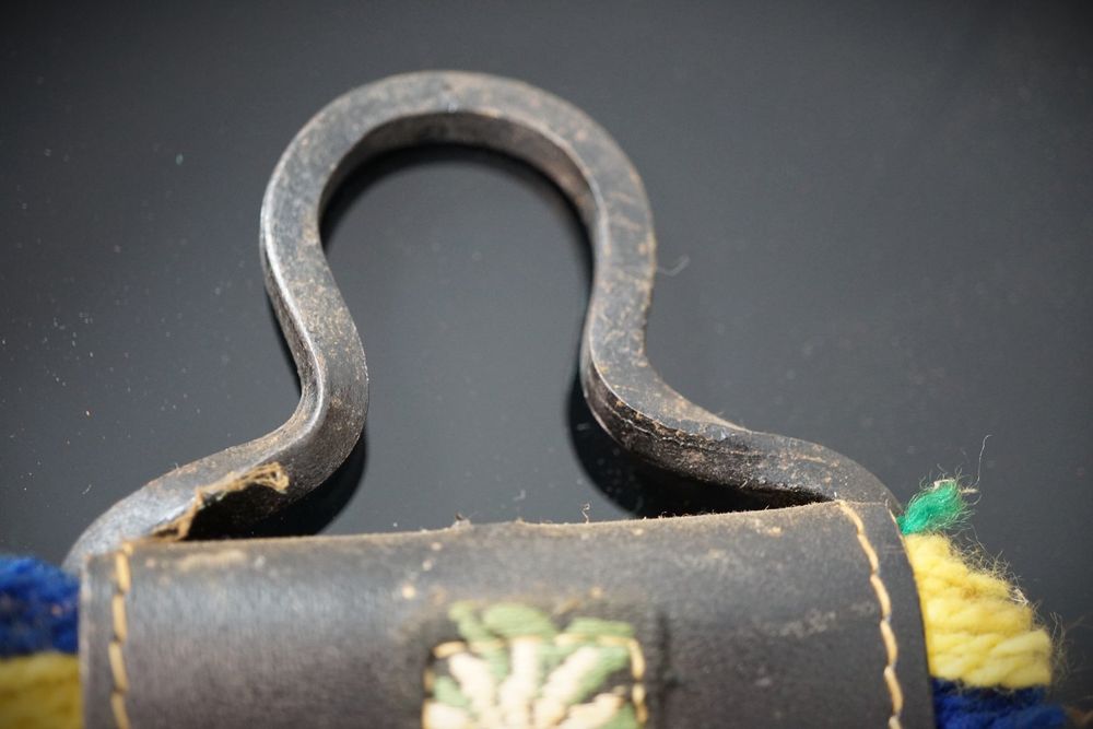 Kuhglocke Aus Eisen Laut & Klar – Für Schafe, Rinder, Pferde, Mit Sicherem Verschluss (Größe L 63x48 Mm, Bronze)