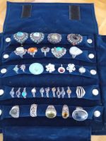 32 Fingerringe aus Silber mit diversen Schmuck-Steinen