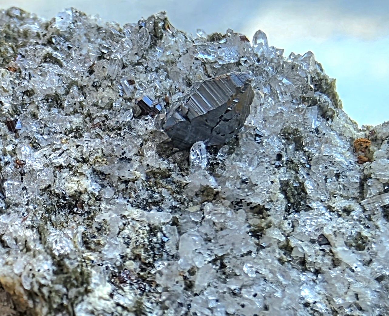 Mineralien & Heilsteine: Knopfrutil auf heller Matrix. Magnetit mit Rutil Binntal – Gebraucht aus Glis von nbu_65ys 3