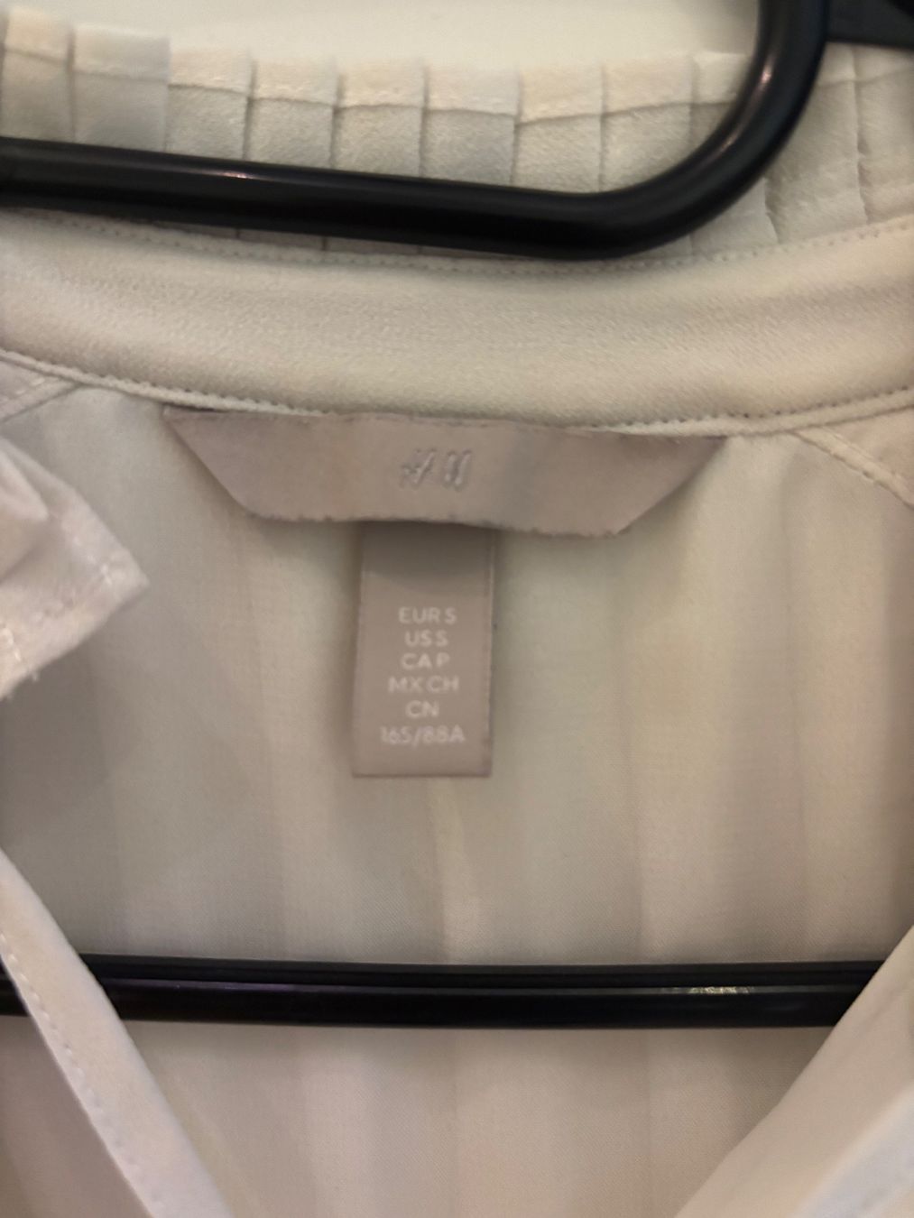 H&M Blusen: Ärmellose Bluse weiss, plissiert – Gebraucht aus Zürich von hue_82qd 1