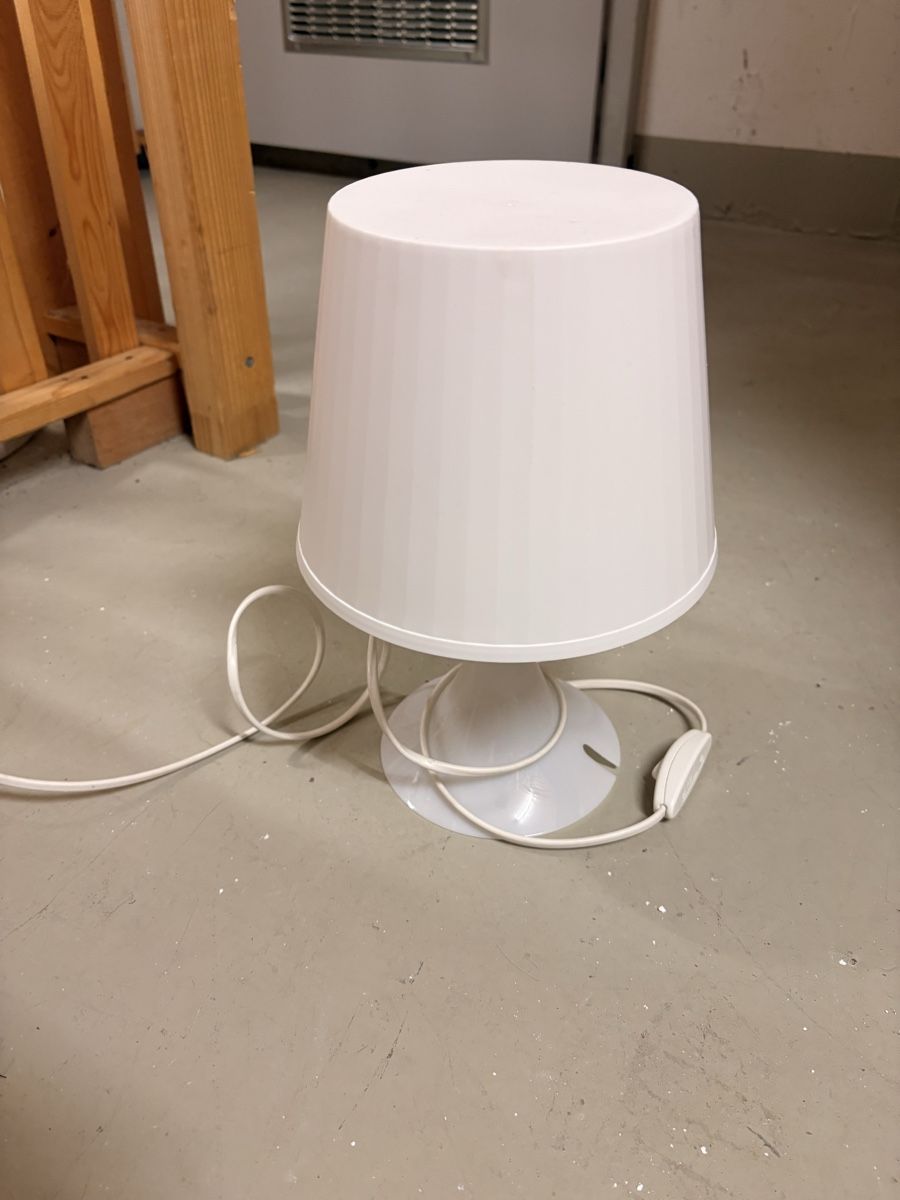 Lampes: White table lamp good condition – D'occasion à Zürich par epe_2dny