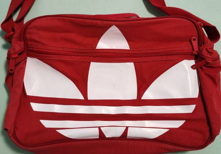 Adidas Umhängetasche, rot mit grossem Logo, Top Zustand!