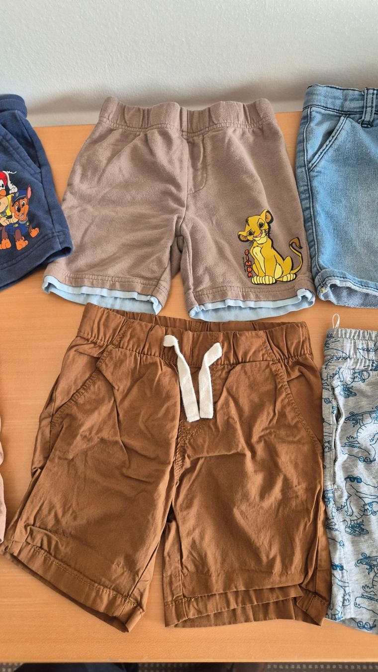 Lotti di vestiti: 6 Shorts stylés taille 98: PN: CHF 49.90 – Usato da Goumoens-la-Ville venduto da cfaIII 2