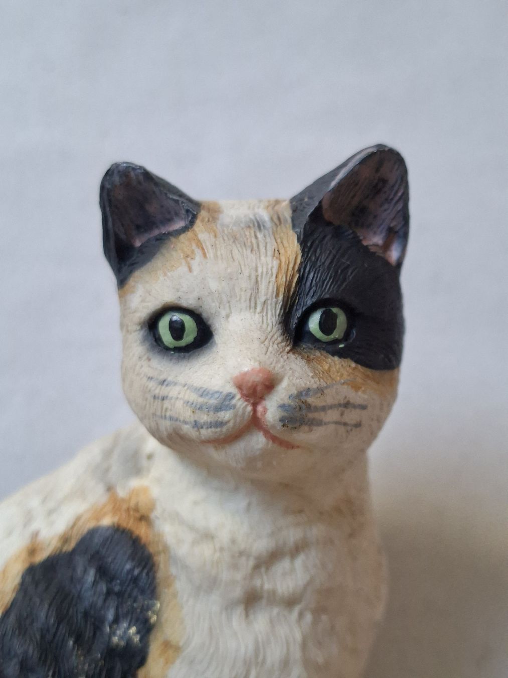 Tutte le decorazioni: Deko Katze sitzend dreifarbig Figur 9,5 cm – Usato da Klingnau venduto da vollmond36 5