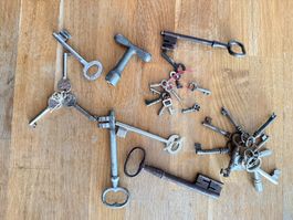 Antike und Alte Schlüssel kleine und grosse