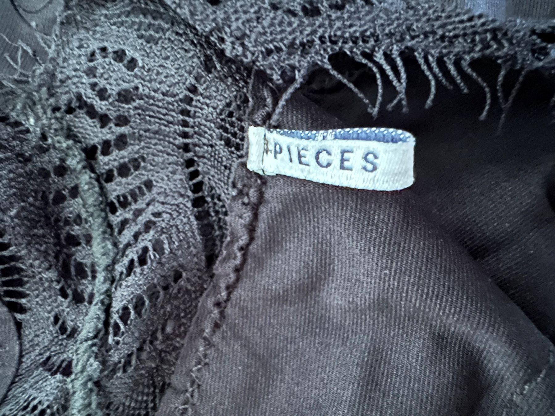 Pieces Top: Top mit Spitzen-Detail, Pieces – Usato da Haldenstein venduto da enie123 3