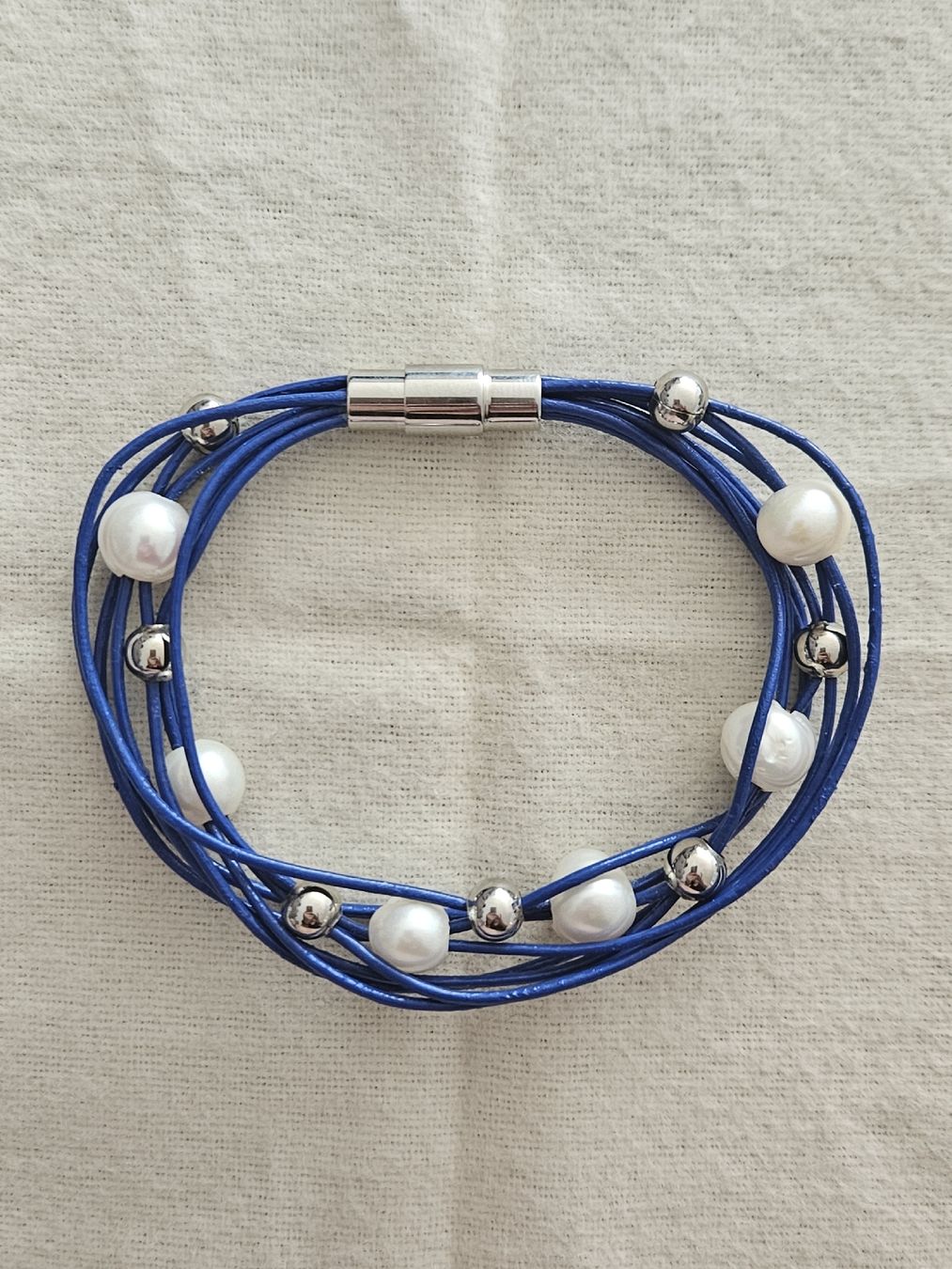 Bracelets: Armband blau Lederoptik mit Perlen – D'occasion à Bern par Sabulise