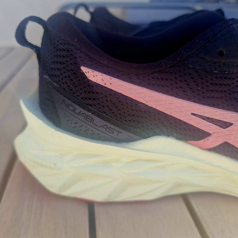 Asics Schuhe für Mädchen: Asics Novablast 2 Grösse 37 – Gebraucht aus Schaffhausen von Jakarila 2