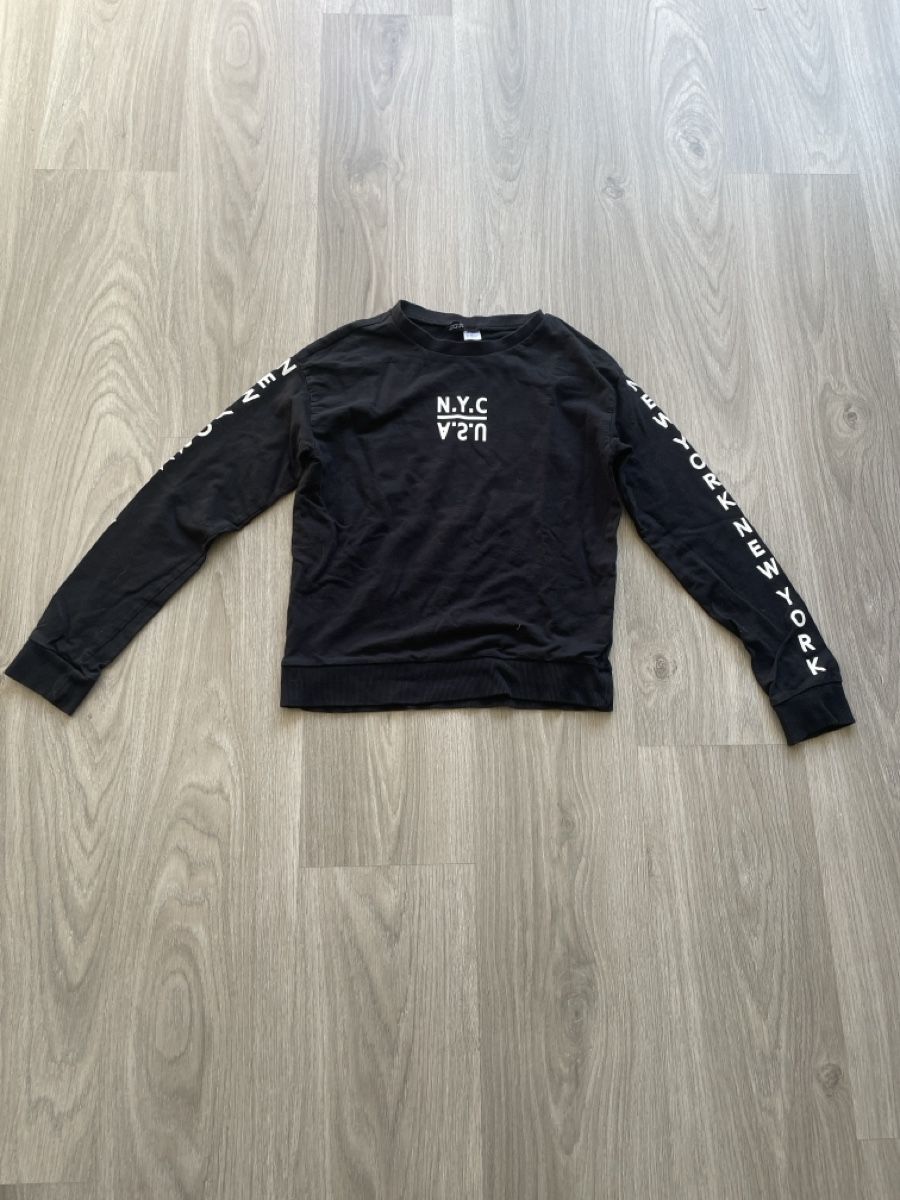 H&M Pullover & Sweatshirts: Schwarzer H&M Pullover "NYC" Grösse XS, Top Zustand! – Gebraucht aus Biel/Bienne von Bolagol9