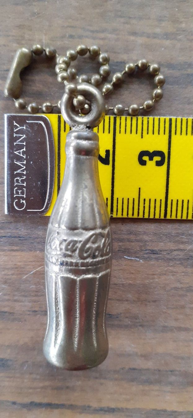 Coca-Cola Schlüsselanhänger & - bänder: Coca Cola Anhänger Vintage – Gebraucht aus Mörschwil von lindaswunderkiste 2