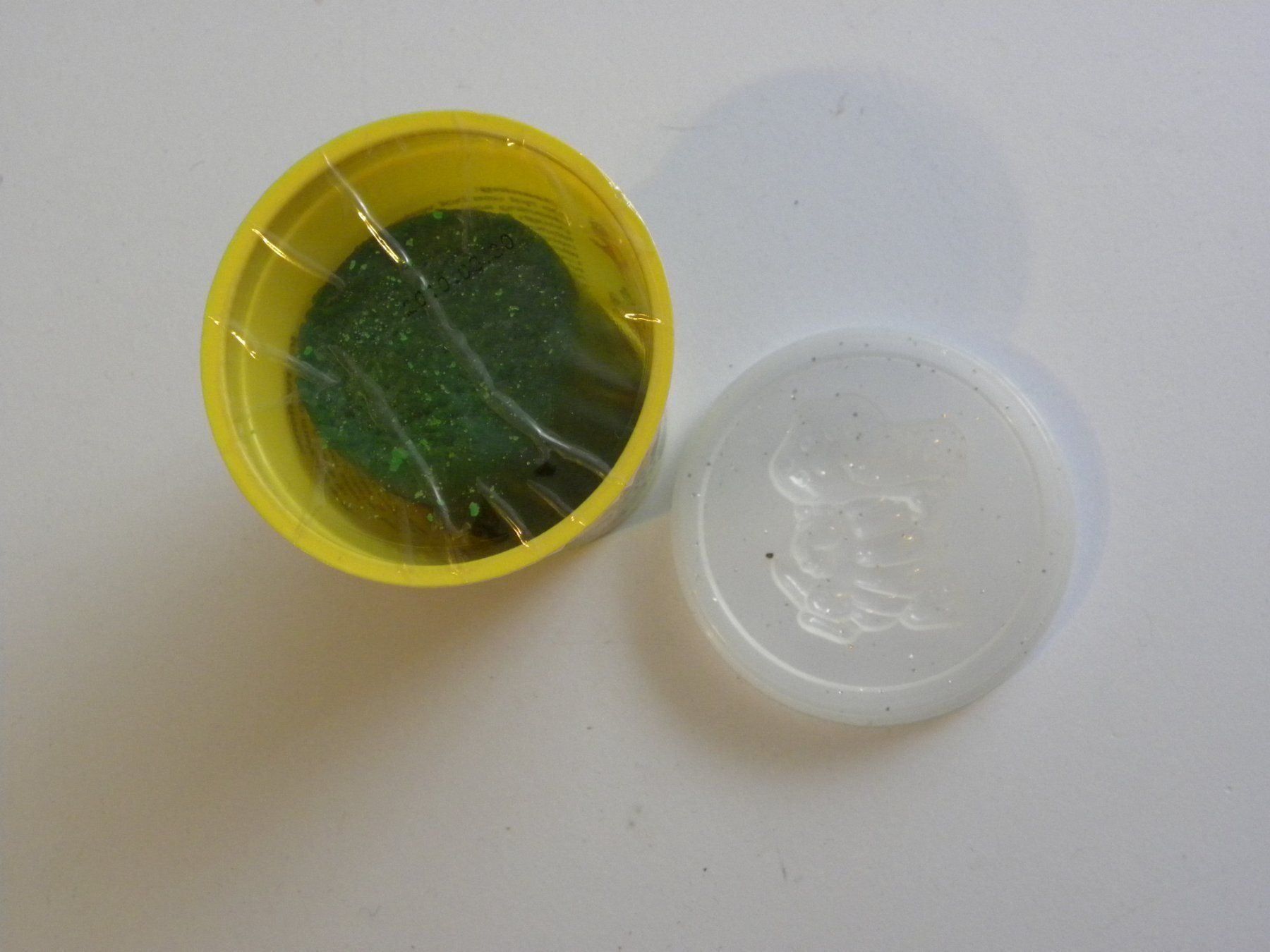 Giocattoli: Knete, Spielknete, Dose grün mit Glitzer, mit Form! – Nuovo e nell'imballaggio originale da Walterswil SO venduto da mel_5b2h