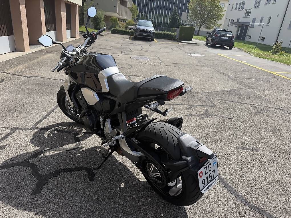 Strada: Honda CB 1000 R  – Usato da Luzern venduto da SwissMelon 1