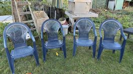 blaue Gartenstühle