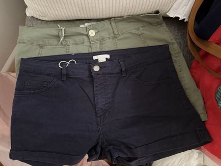 Lot de 2 shorts kaki et bleu taille 40