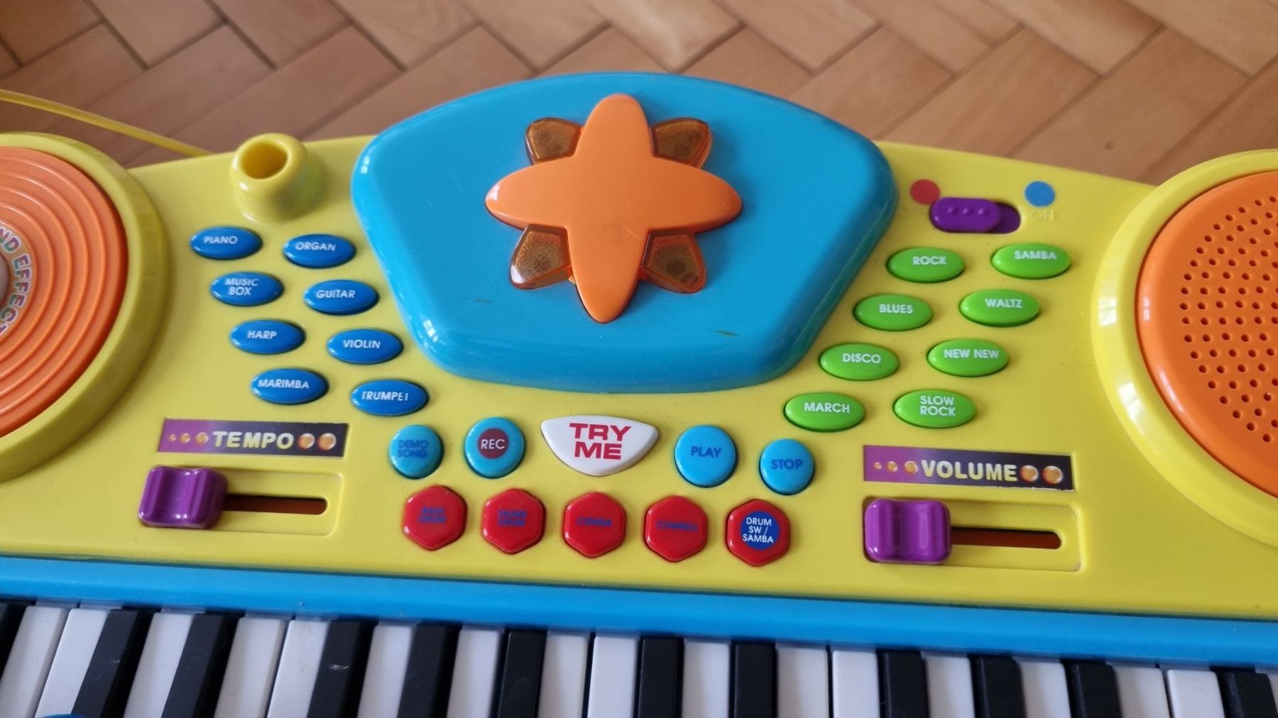 Strumenti musicali: petit piano musical avec micro – Usato da La Chaux-de-Fonds venduto da mikilo1 1