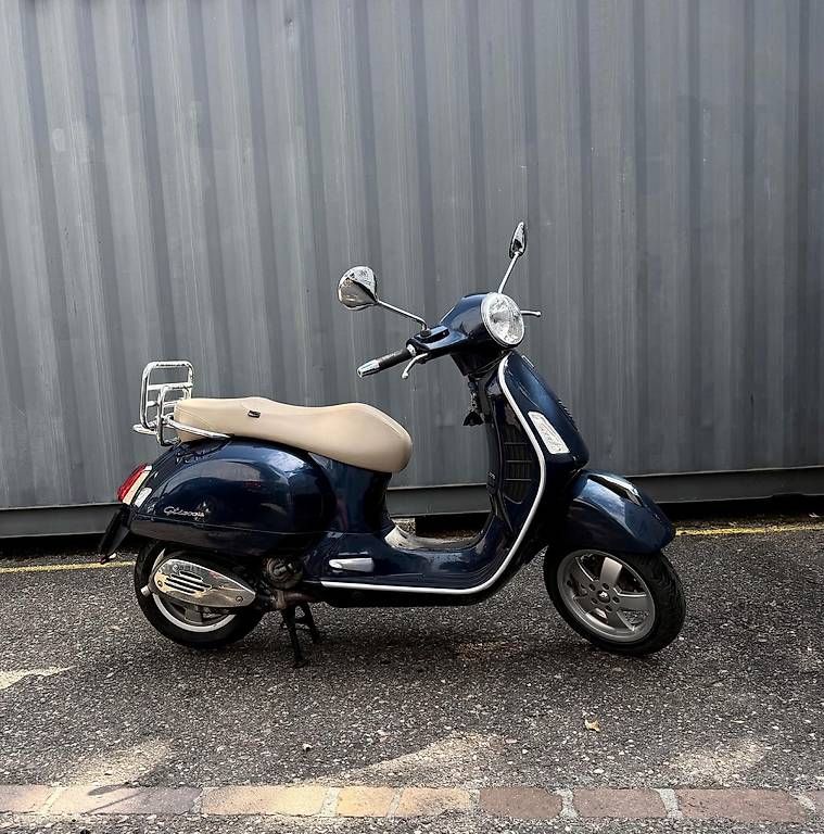 Scooters: Piaggio Vespa GTS 300 Super  – D'occasion à Reinach BL par pan_pjc6