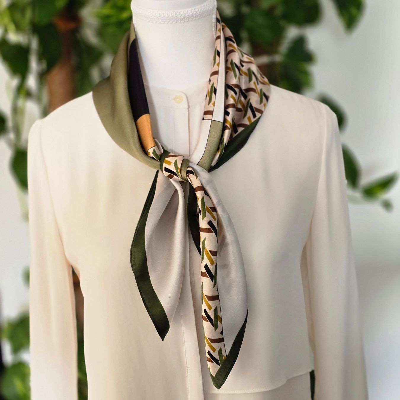 Foulard & Sciarpe: New 68cm Seidentuch, Geometric Pattern Green Silk Scarf – Nuovo e nell'imballaggio originale da Baar venduto da virginiablossoms 7