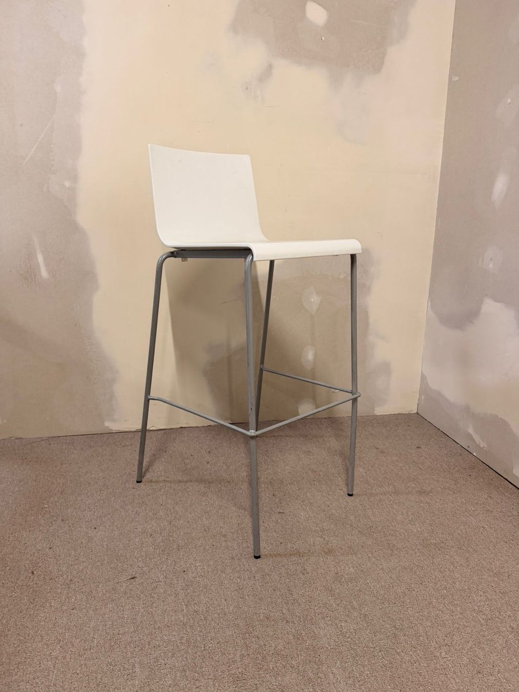 Tabourets: Weisser Barhocker mit Schalensitz und Metallgestell – D'occasion à Rickenbach ZH par Der-Insider 1