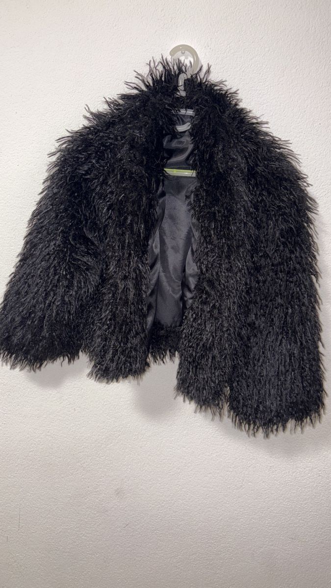 Jacken: Black Faux Fur Coat - Warm Winter Style - Size Medium – Neu (gemäss Beschreibung) aus Zollikofen von Saron.te