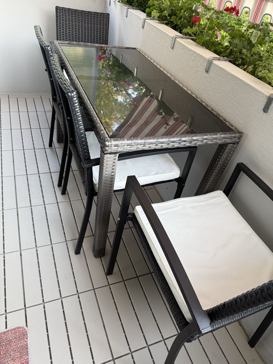 Set di tavolo e panche: Balkon Set Tisch mit vier Stühle – Usato da Dietikon venduto da Saram46